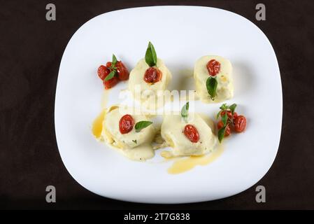 Deliciuns rondelli und Cannelloni Nudeln in weißer Sauce mit Parmesankäse nhoque. Stockfoto