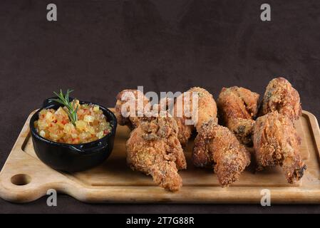 panko paniertes und gebratenes Hühnchen mit süß-saurer Chili-Sauce Stockfoto