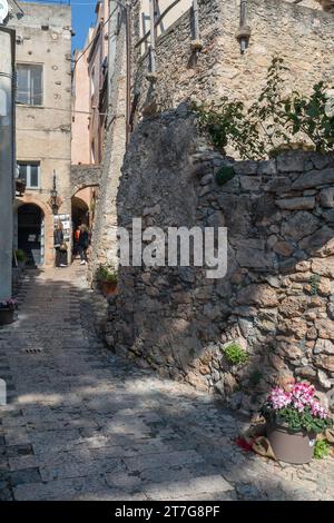 Eine typische schmale Gasse im mittelalterlichen Dorf auf den Hügeln der PalmenRiviera im Frühling, Borgio Verezzi, Savona, Ligurien, Italien Stockfoto