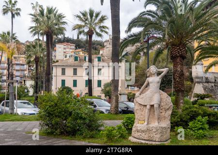 Steinskulptur „Aria Marina“ von Vincenzo Grosso an der Promenade des beliebten Touristenziels an der Riviera von Ponente, Finale Ligure, Savona Stockfoto