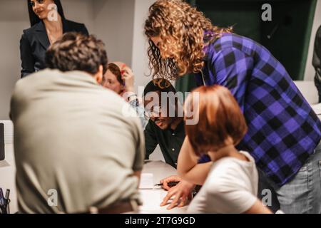 Ein Team arbeitender Geschäftsleute im Büro Stockfoto