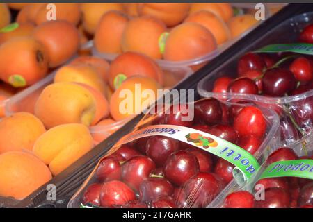 Turin, Piemont, Italien. -08-09-2023 Plastikverpackungen für Obst in einem Supermarkt Stockfoto