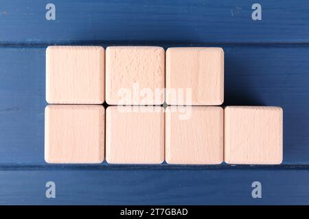 Internationale Organisation für Normung. Würfel mit Abkürzung ISO und Nummer 9001 auf blauem Holztisch, flach gelegt Stockfoto
