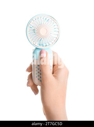 Weibliche Hand mit Mini-Elektroventilator auf weißem Hintergrund Stockfoto