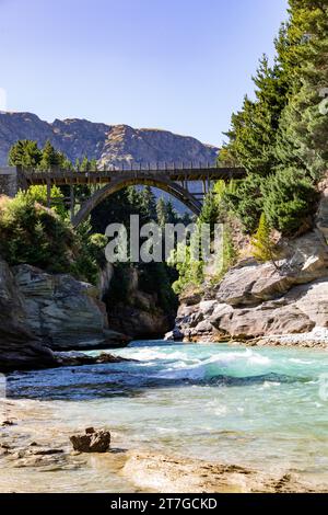 Die Edith Cavell Bridge ist eine Brücke über den Shotover River in der Region Otago auf der Südinsel Neuseelands, die 47,8 Meter hoch ist. Es ist ein Par Stockfoto