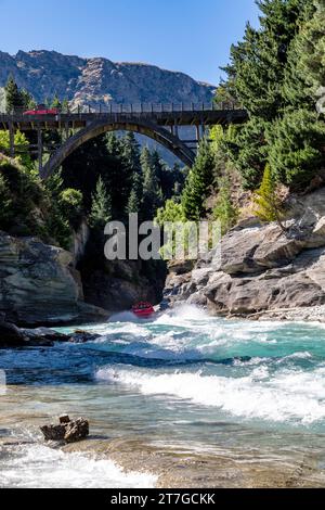 Die Edith Cavell Bridge ist eine Brücke über den Shotover River in der Region Otago auf der Südinsel Neuseelands, die 47,8 Meter hoch ist. Es ist ein Par Stockfoto