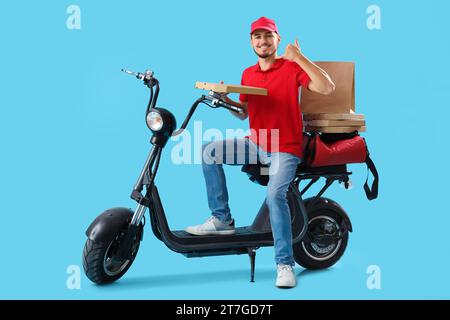 Mitarbeiter des Lebensmittellieferdienstes zeigt „Call me“-Geste auf dem Fahrrad vor blauem Hintergrund Stockfoto