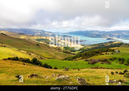 Akaroa ist eine kleine Stadt auf der Banks Peninsula in der Region Canterbury auf der Südinsel Neuseelands, die sich in einem gleichnamigen Hafen befindet. Die Stockfoto