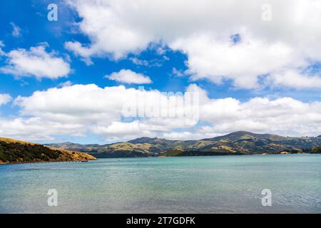 Akaroa ist eine kleine Stadt auf der Banks Peninsula in der Region Canterbury auf der Südinsel Neuseelands, die sich in einem gleichnamigen Hafen befindet. Die Stockfoto