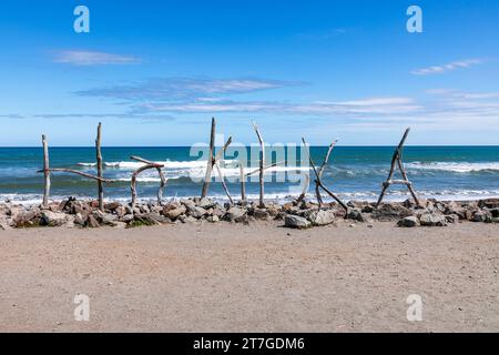 Der Strand von Hokitika ist mit Treibholz bedeckt und die Einheimischen bauen gerne Skulpturen aus dem Treibholz. Es ist eine historische Stadt in Neuseeland und Renow Stockfoto