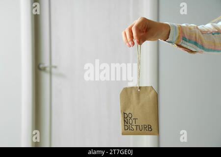 Frau mit Türbügel im Hotelzimmer, Nahaufnahme Stockfoto
