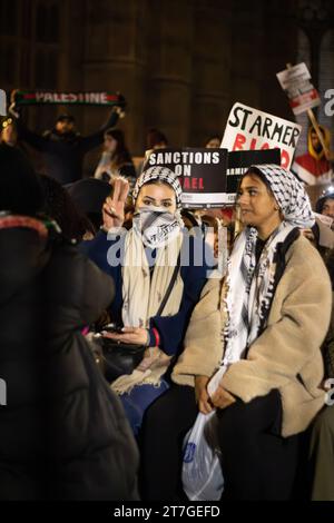 Pro-palästinensische Demonstranten nehmen anlässlich einer Abstimmung im Unterhaus an einer Nothilfe-Kundgebung für Palästina vor dem Parlament Teil Stockfoto