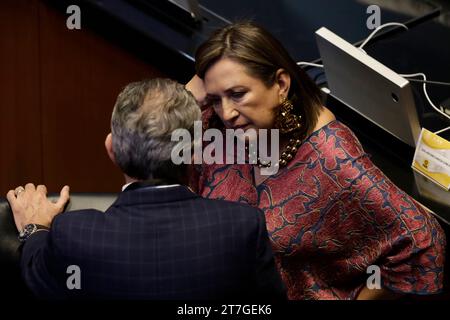 Mexiko-Stadt, Mexiko. November 2023. Senator und virtueller Präsidentschaftskandidat für die Broad Front für Mexiko, Xochitl Galvez in der Sitzungshalle, nachdem er den Antrag auf eine Lizenz an den Senat in Mexiko-Stadt angekündigt hatte. Am 15. November 2023 in Mexiko-Stadt, Mexiko (Credit Image: © Luis Barron/eyepix via ZUMA Press Wire) NUR REDAKTIONELLE VERWENDUNG! Nicht für kommerzielle ZWECKE! Stockfoto