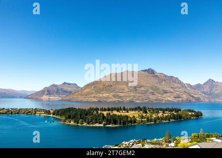 Queenstown (Māori: Tāhuna) ist ein Ferienort in Otago im Südwesten der Südinsel Neuseelands. Die Stadt ist um eine Bucht herum gebaut Stockfoto