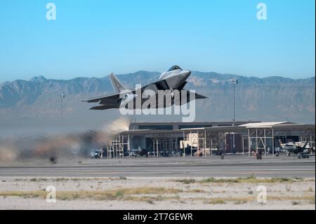 Eine F-22 Raptor, die der 199th Fighter Squadron, Joint Base Pearl Harbor-Hickam, Hawaii, zugewiesen ist, startet am 1. November 2023 von der Nellis Air Force Base, Nevada, zu einer Trainingsmission. Der Raptor führt sowohl Luft-Luft- als auch Luft-Boden-Missionen durch, die die vollständige Realisierung der operativen Konzepte ermöglichen, die für die Luftwaffe des 21. Jahrhunderts von entscheidender Bedeutung sind. (Foto der U.S. Air Force von Lieutenant Jimmy Cummings) Stockfoto