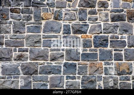 Eine klobige Ziegelmauer aus großen Steinblöcken Stockfoto