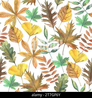 Nahtloses Muster mit Aquarellen bemalten Herbstblättern, Ginkgo, Ahorn und Eiche. Handgezeichneter Kunstdruck für Design und Textil. Stockfoto