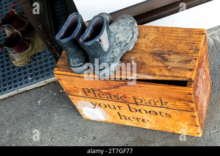 Alte Arbeitsstiefel, du kannst hart arbeiten und rücksichtsvoll sein. Stockfoto