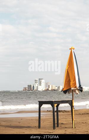 Veracruz, Mexiko, Strand, Stuhl, öffentliche Möbel, Ruhe und Ruhe in der Nebensaison, 2022 Stockfoto