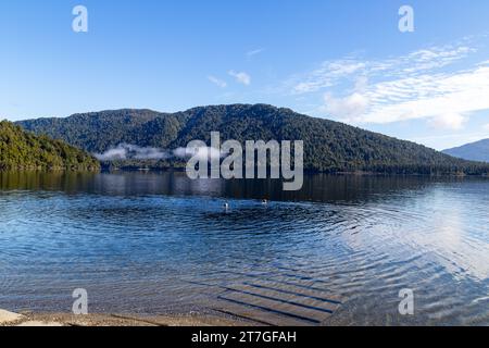 Lake Rotoiti liegt am Rande des Nelson Lakes National Park und es ist nur einen kurzen Fußweg von St. Arnaud Stockfoto