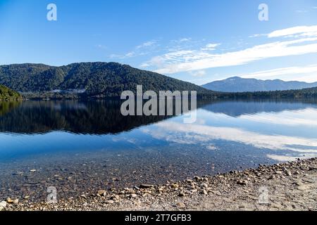 Lake Rotoiti liegt am Rande des Nelson Lakes National Park und es ist nur einen kurzen Fußweg von St. Arnaud Stockfoto