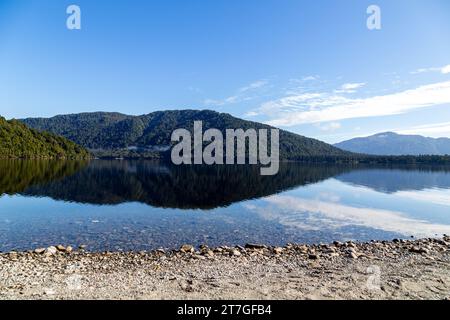 Lake Rotoiti liegt am Rande des Nelson Lakes National Park und es ist nur einen kurzen Fußweg von St. Arnaud Stockfoto