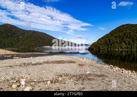 Lake Rotoiti liegt am Rande des Nelson Lakes National Park und es ist nur einen kurzen Fußweg von St. Arnaud Stockfoto