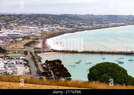 Oamaru wurde zwischen den sanften Hügeln aus Kalkstein und kurzen flachen Landstrichen bis zum Meer gebaut. Dieser Kalkstein wird für die Konstruktion verwendet Stockfoto