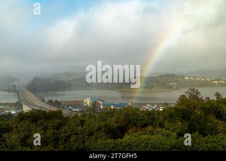Rainbow erscheint über der Richardson Bay, nachdem ein Sturm vorbei ist Stockfoto