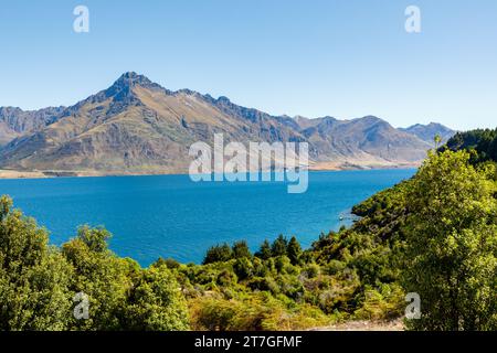 Queenstown, Neuseeland, liegt am Ufer des Lake Wakatipu auf der Südinsel vor den dramatischen Südalpen. Bekannt für Abenteuersport Stockfoto