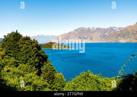 Queenstown, Neuseeland, liegt am Ufer des Lake Wakatipu auf der Südinsel vor den dramatischen Südalpen. Bekannt für Abenteuersport Stockfoto