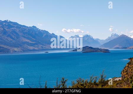 Queenstown, Neuseeland, liegt am Ufer des Lake Wakatipu auf der Südinsel vor den dramatischen Südalpen. Bekannt für Abenteuersport Stockfoto