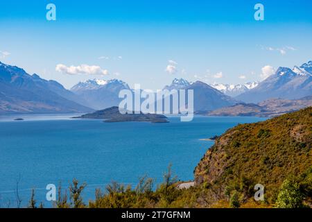 Queenstown, Neuseeland, liegt am Ufer des Lake Wakatipu auf der Südinsel vor den dramatischen Südalpen. Bekannt für Abenteuersport Stockfoto