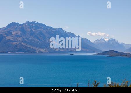 Queenstown, Neuseeland, liegt am Ufer des Lake Wakatipu auf der Südinsel vor den dramatischen Südalpen. Bekannt für Abenteuersport Stockfoto