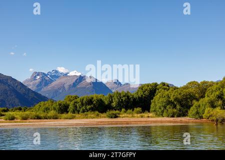 Queenstown, Neuseeland, liegt am Ufer des Lake Wakatipu auf der Südinsel vor den dramatischen Südalpen. Bekannt für Abenteuersport Stockfoto