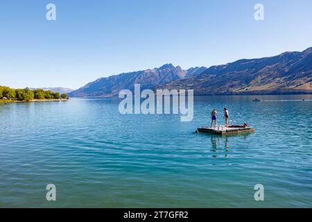 Queenstown, Neuseeland, liegt am Ufer des Lake Wakatipu auf der Südinsel vor den dramatischen Südalpen. Bekannt für Abenteuersport Stockfoto