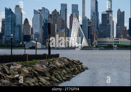 Die Skyline von Manhattan über den Hudson River von Port Imperial in New Jersey Stockfoto