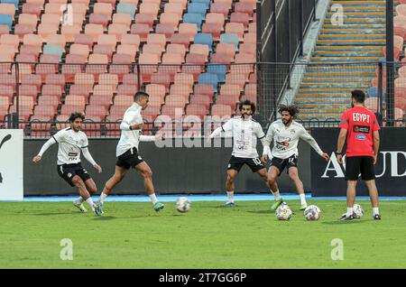 Kairo, Ägypten. November 2023. Die ägyptischen Fußballnationalspieler nehmen am 15. November 2023 an einem Training für die Qualifikation zur FIFA-Weltmeisterschaft 2026 in Kairo, Ägypten, Teil. Quelle: Ahmed Gomaa/Xinhua/Alamy Live News Stockfoto