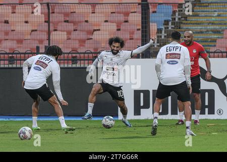 Kairo, Ägypten. November 2023. Die ägyptischen Fußballnationalspieler nehmen am 15. November 2023 an einem Training für die Qualifikation zur FIFA-Weltmeisterschaft 2026 in Kairo, Ägypten, Teil. Quelle: Ahmed Gomaa/Xinhua/Alamy Live News Stockfoto