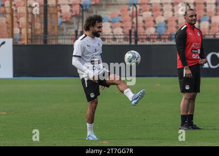 Kairo, Ägypten. November 2023. Der ägyptische Fußballnationalspieler Mohamed Salah (L) nimmt am 15. November 2023 an einem Training für die Qualifikation zur FIFA-Weltmeisterschaft 2026 in Kairo, Ägypten, Teil. Quelle: Ahmed Gomaa/Xinhua/Alamy Live News Stockfoto