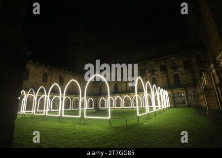 Durham Cathedral Cloister - Lumiere, Innenkloster des Künstlers Adam Frelin's, Eine meditative Lichtreise in die Vergangenheit. Durham City, Großbritannien, 15. November 2023, Credit: DEW/Alamy Live News Stockfoto