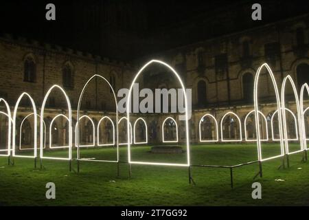 Durham Cathedral Cloister - Lumiere, Innenkloster des Künstlers Adam Frelin's, Eine meditative Lichtreise in die Vergangenheit. Durham City, Großbritannien, 15. November 2023, Credit: DEW/Alamy Live News Stockfoto