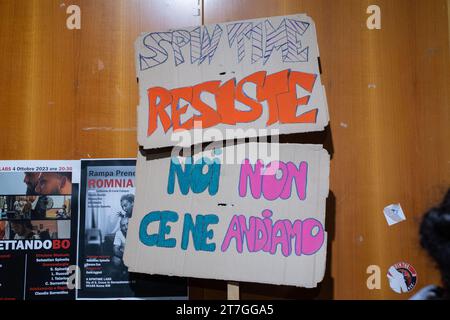 Rom, Italien. November 2023. Unterschrift zur Verteidigung der Besetzung von Spin Time in Rom (Foto: Matteo Nardone/Pacific Press) Credit: Pacific Press Media Production Corp./Alamy Live News Stockfoto