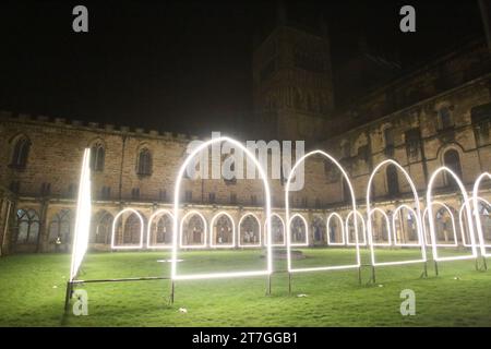 Durham Cathedral Cloister - Lumiere, Innenkloster des Künstlers Adam Frelin's, Eine meditative Lichtreise in die Vergangenheit. Durham City, Großbritannien, 15. November 2023, Credit: DEW/Alamy Live News Stockfoto