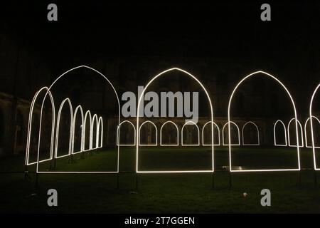 Durham Cathedral Cloister - Lumiere, Innenkloster des Künstlers Adam Frelin's, Eine meditative Lichtreise in die Vergangenheit. Durham City, Großbritannien, 15. November 2023, Credit: DEW/Alamy Live News Stockfoto