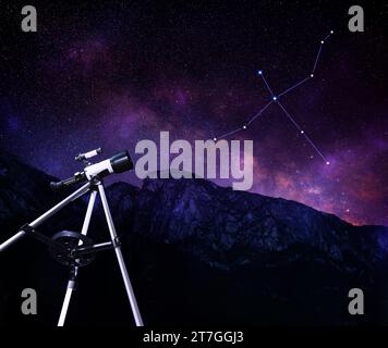 Sternbild Schwan (Cygnus) am Sternenhimmel über Bergen bei Nacht. Sternenbeobachtung mit Teleskop, Tiefwinkelansicht Stockfoto