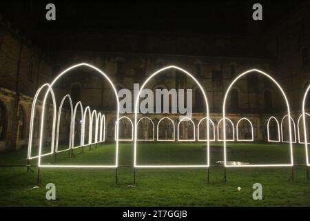 Durham Cathedral Cloister - Lumiere, Innenkloster des Künstlers Adam Frelin's, Eine meditative Lichtreise in die Vergangenheit. Durham City, Großbritannien, 15. November 2023, Credit: DEW/Alamy Live News Stockfoto