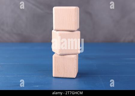 Internationale Organisation für Normung. Würfel mit der Abkürzung ISO auf blauem Holztisch Stockfoto