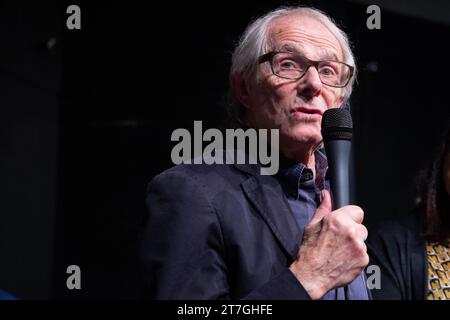 15. November 2023, Rom, RM, Italien: Regisseur Ken Loach spricht während des Treffens in Spin Time, einem besetzten Gebäude, das von der Polizei vertrieben werden könnte (Credit Image: © Matteo Nardone/Pacific Press via ZUMA Press Wire), NUR REDAKTIONELLE VERWENDUNG! Nicht für kommerzielle ZWECKE! Stockfoto