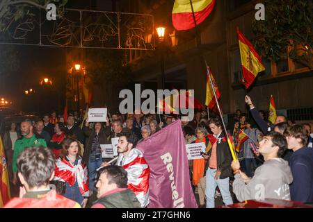 15. November 2023: Oviedo, Spanien, 15. November 2023: Hundert Menschen versammelten sich vor dem PSOE-Gebäude in Oviedo während der Rallye gegen Amnestie und Verrat! Am 15. November 2023 in Oviedo, Spanien. Quelle: Alberto Brevers/Alamy Live News. (Kreditbild: © Pacific Press via ZUMA Press Wire) NUR REDAKTIONELLE VERWENDUNG! Nicht für kommerzielle ZWECKE! Stockfoto